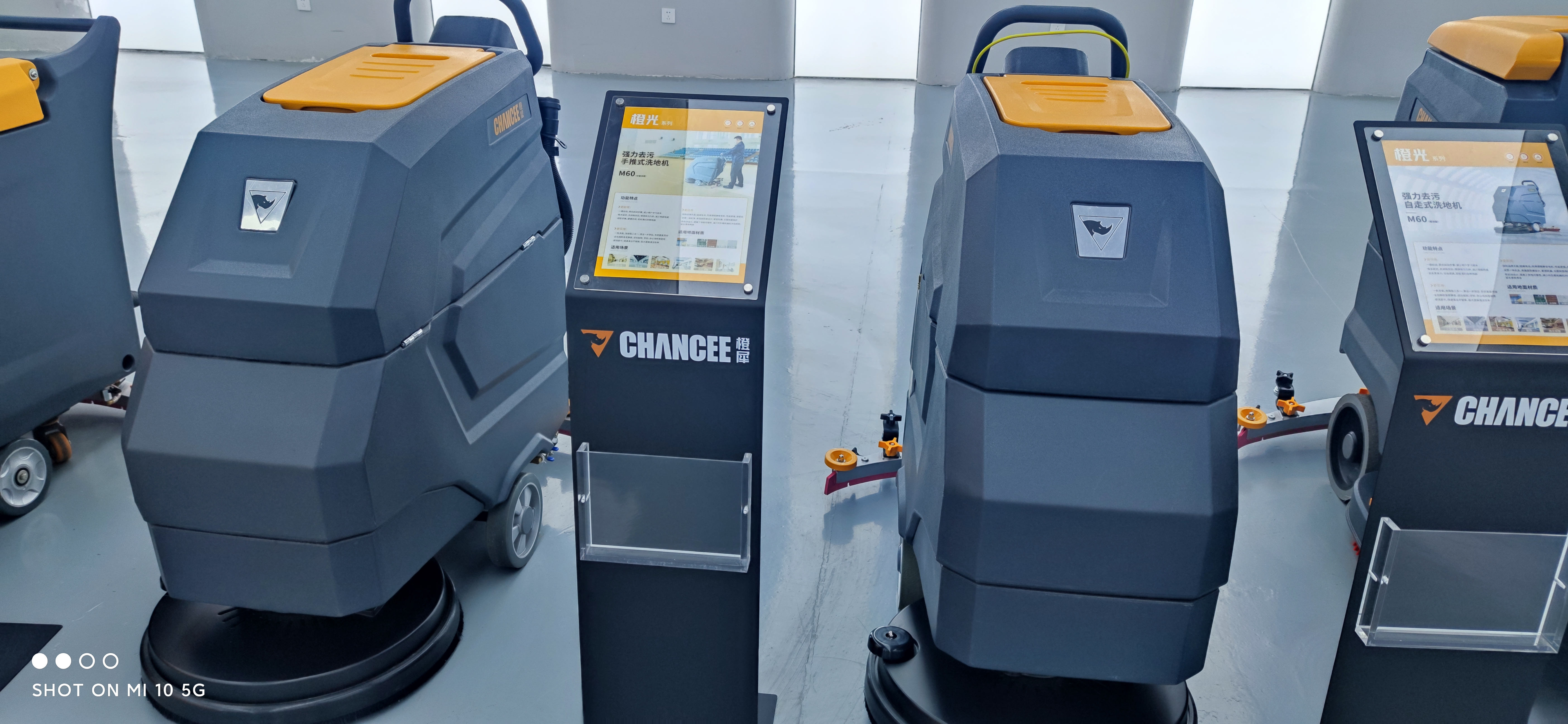 車(chē)間灰塵大可以用手推式洗地機(jī)清洗地面嗎